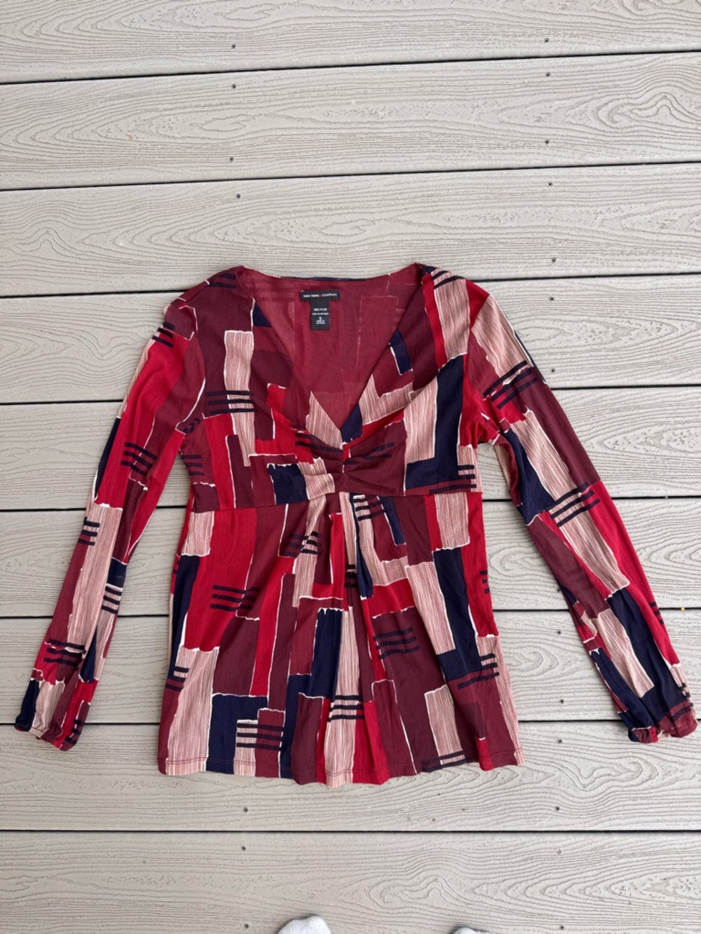 Red black abstract micromesh New York and company long sleeve v neck small